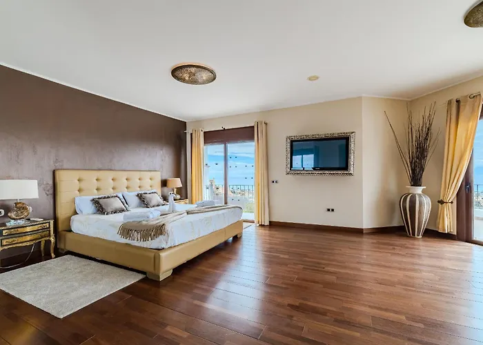 Вилла Luxuryvilla Heatedpool Costaadeje Panoramicseaview Адехе